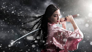 身穿粉紅色和服的女武士在雪暴中持劍