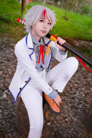 身著白藍服裝的cosplayer在森林中手持法杖 — Himiko toga GIF 壁紙