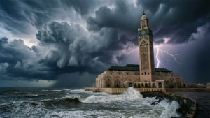 一座歷史悠久的清真寺在雷電交加的暴風雨天空下抵禦著洶湧的海浪。