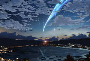 夜晚的沿海小鎮，天空佈滿發光的藍色流星和星星。