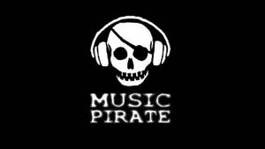 黑色背景上，白色骷髏頭戴著耳機和眼罩，上方有 Music Pirate 字樣。