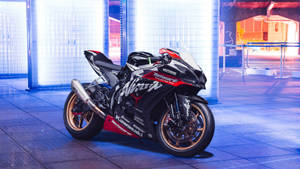 藍色霓虹燈下的黑色和紅色Kawasaki Ninja電單車，城市夜景