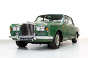 一輛帶有鍍鉻裝飾和「Cool Classic Club」車牌的綠色經典賓利轎車。 — Surface Laptop 壁紙