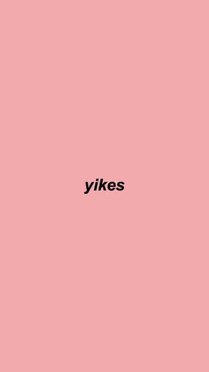 在純色粉紅色背景上顯示 yikes 的粗體黑色文字。