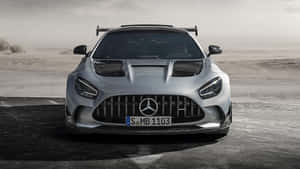 銀色 Mercedes-AMG GT Black Series 跑車停泊在日落時分的沙漠公路上。 — 平治 AMG 壁紙
