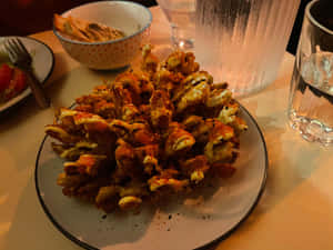 餐廳桌上的一碟酥脆炸蟹鉗配芝士和香料。 — 水果籃 壁紙