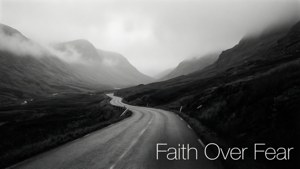 蜿蜒道路穿過霧氣瀰漫的山巒，帶有 Faith Over Fear 文字