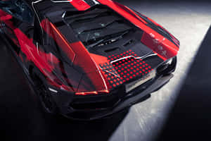 工作室燈光下帶有圓點引擎蓋的紅黑林寶堅尼Aventador。