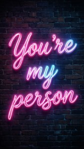 夜晚磚牆上寫著「You're my person」的霓虹燈牌