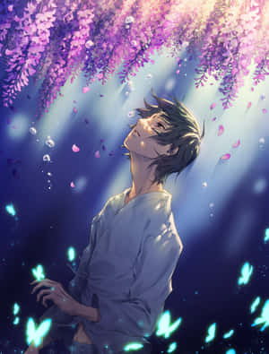 年輕男子在紫色紫藤花下，發光蝴蝶在他周圍飄浮。 — Kindle 壁紙