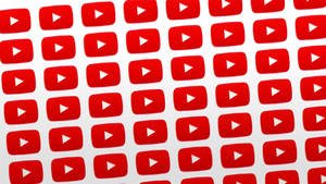 紅色 YouTube 播放按鈕以重複網格圖案排列在白色背景上。