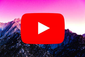 YouTube 標誌居中於日落時分的山脈之上