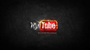 YouTube標誌在深色紋理背景上帶火焰邊緣，下方有文字。 — YouTube 壁紙
