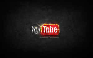 帶有火焰邊緣和文字「Broadcast Douchebags」的YouTube標誌，位於深色紋理背景上。 — YouTube 壁紙