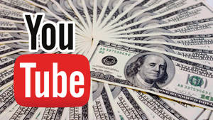 YouTube 標誌顯示於扇形展開的百元美鈔之上。 — YouTube 壁紙