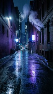 夜晚霓虹燈照亮的小巷，濕路面反射紫色和藍色燈光。
