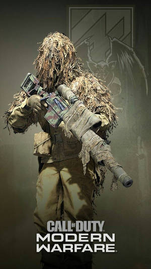 穿著吉利服的士兵手持帶瞄準鏡的步槍，帶有Call of Duty Modern Warfare標誌。