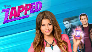 迪士尼《Zapped》海報中，一名少女拿著發光的手機，身後有兩個男孩。