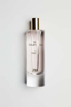白色背景上帶金色瓶蓋的Zara Red Temptation香水瓶 — 小米Pad 9 Pro 壁紙