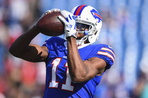 比賽中身穿藍色球衣的足球員接住一個球。 — NFL 美式足球 GIF 壁紙