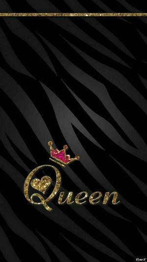 斑馬條紋背景，配上閃閃發光的金色皇冠和Queen字樣。