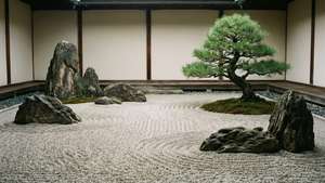 禪意花園，有耙過的礫石、松樹和長滿苔蘚的石頭，位於木製屋簷下