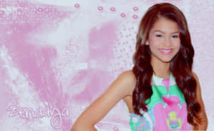 Zendaya 穿著彩色連衣裙在粉紅色紋理背景前擺姿勢。