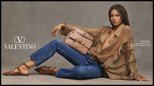Zendaya 在Valentino時尚廣告中穿著牛仔褲和鉚釘飾品。
