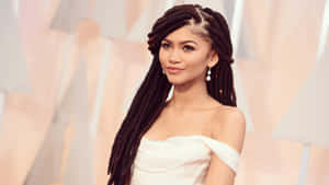 Zendaya 在正式場合穿著白色長裙，辮子頭髮。 — 善逸 GIF 壁紙