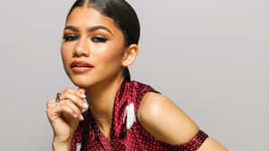 Zendaya 身穿紅色圓點上衣喺工作室擺姿勢
