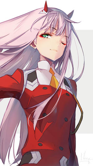 長紫羅蘭色頭髮、紅色角的動畫女孩，穿著紅色制服溫柔微笑。
