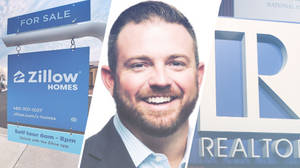 一位房地產經紀人在 Zillow Homes 待售標誌旁微笑。