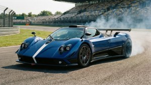 藍色Pagani Zonda跑車在賽道飄移，輪胎冒煙