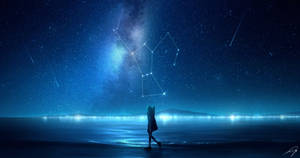 一個人在星空下、發光星座旁在水面上行走的剪影。