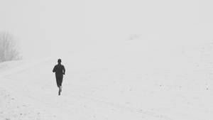 冬天在雪地中向上跑的人 — 跑步 壁紙