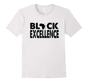 白色T恤，粗體黑色「BLACK EXCELLENCE」文字，非洲地圖取代A。