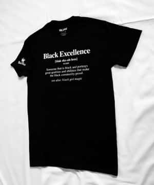 黑色T恤，上面有白色文字定義Black Excellence，放在白色布料上。 — Apple Watch Ultra 壁紙