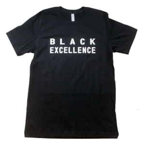 帶有白色「BLACK EXCELLENCE」文字的黑色T恤。 — iPad (A16) 壁紙