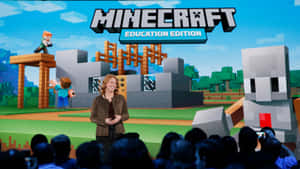 女士在像素遊戲主題的舞台上向觀眾介紹Minecraft Education Edition。