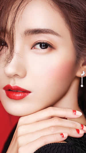 紅唇和相配指甲的女士在攝影棚中擺姿勢 — 紅色美學 壁紙