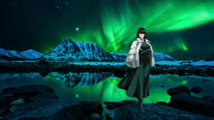 穿著冬季外套的動漫女性站在湖邊，綠色北極光下，有雪山相伴。 — 乃出未來 壁紙