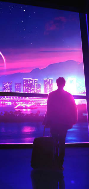 旅客提著行李箱的剪影，透過窗戶觀看夜晚發光的城市。 — 紫色 iPhone 壁紙
