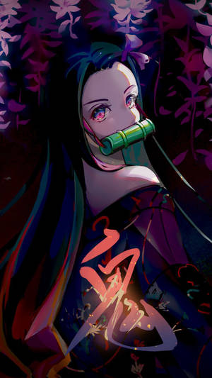 在紫色花卉環境中，戴著竹製口塞、眼睛發光的動漫女孩。 — 日本龍動畫 壁紙