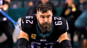 身穿Eagles球衣的NFL美式足球運動員在比賽中蹲伏 — 費城老鷹 壁紙