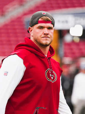 NFL美式足球員在球場上穿著紅色49人連帽衫和帽子 — NFL 美式足球 GIF 壁紙