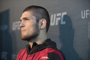 UFC拳手在記者會上穿著紅色連帽衫 — 搏擊會 GIF 壁紙