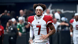 亞利桑那紅雀隊四分衛在比賽中身穿7號球衣站在球場上。 — NFL 美式足球 GIF 壁紙