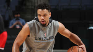 籃球運動員穿著Grizzlies連帽衫在室內練習中運球。 — 4K籃球壁紙