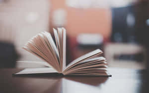 在柔和光線的房間裡，木桌上放著一本打開的書
