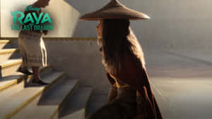 一位戴著圓錐形帽子的年輕女子坐在石階上，另一個人影從她身後走上去。 — 齋戒月 壁紙